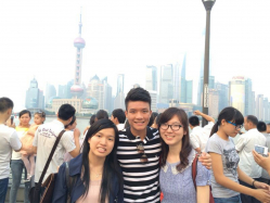 陳樂兒（左一）現正於上海實習，並將於9月到耶魯大學當國際附讀生。旁為李恩晧，陳樂兒於國際商業及環球管理課程的學長，他於2012-13年度在耶魯當國際附讀生。